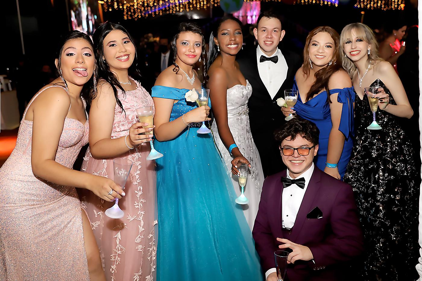 Sofía Alvarado, Sofía Padilla, Tatiana García, Nivani Green, Roberto Henríquez, Rachell Montoya, Ariana Osorio y Rafael Bustillo