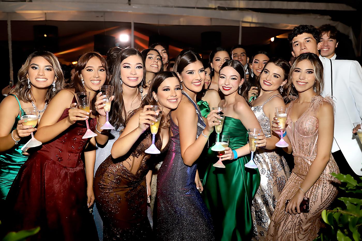 Una noche estelar, cargada de música, efectos de luces y sorpresas vivieron los graduados de la International School of Tegucigalpa, protagonistas de un encuentro inolvidable en la Hacienda El Trapiche. De izquierda a derecha: Dianna Zepeda, Sara Peña, Ethel Lacayo, Eileen López, Allison Romero, Giuliana Williams, Amy Flores y Alexandra Giron