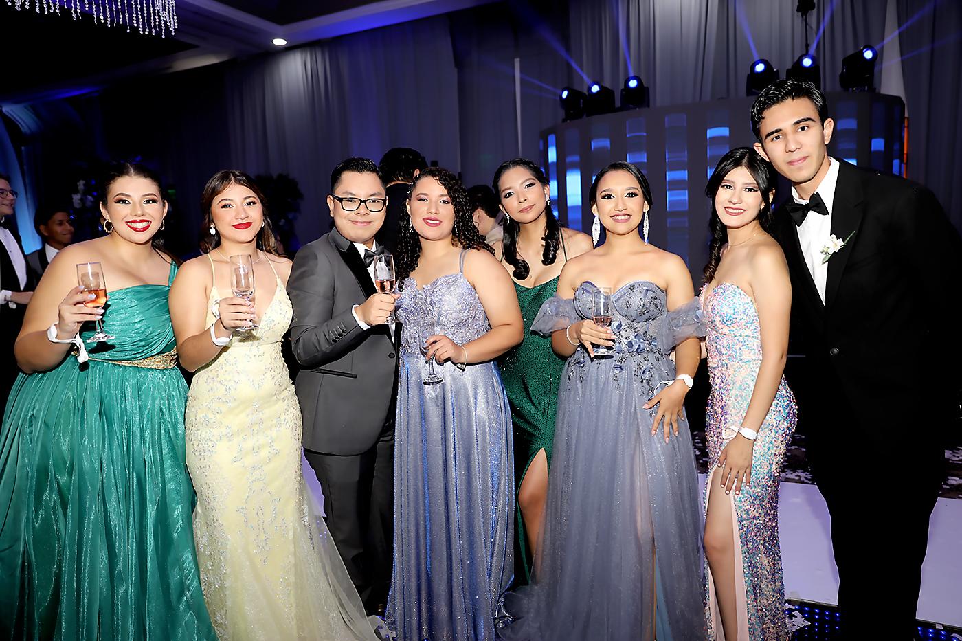 Carolina Chang, Ashlee García, Francisco Ordóñez, Miaa Flores, Ana Fuentes, Arianne Muñoz, Liliam Jemio y Alessandro Euceda