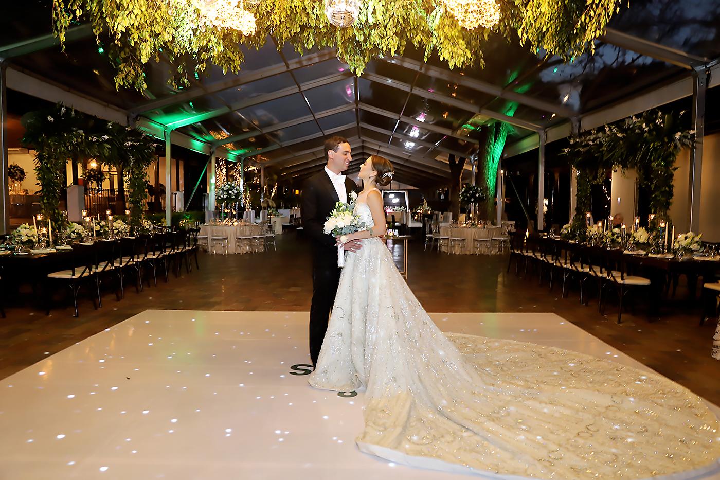 Los novios bailaron “Cant help falling in love” de Elvis Presley