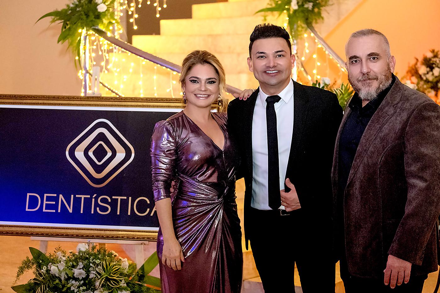 El Dr. David Linares recibe su titulación de postgrado en Dentística