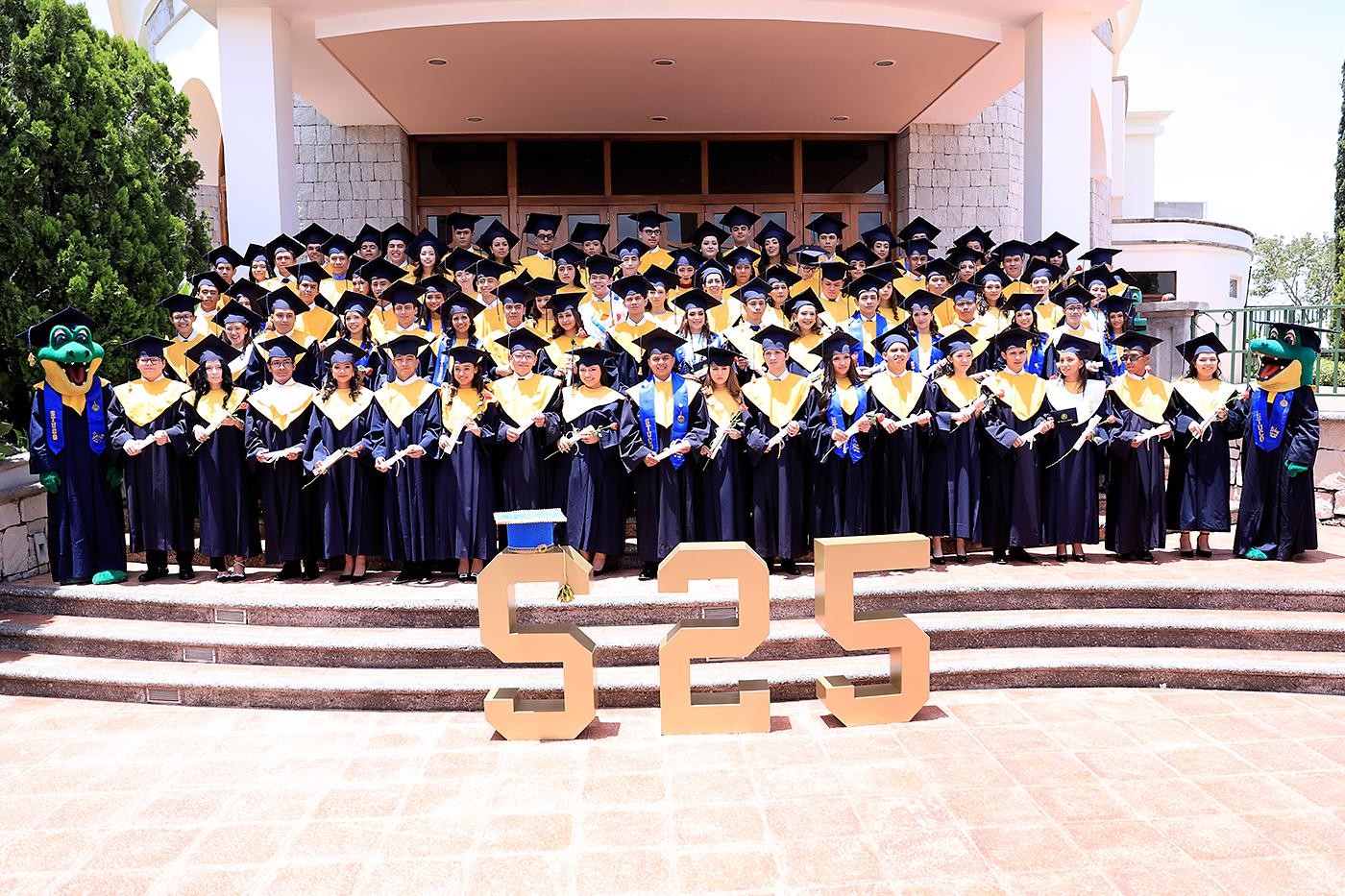 Con una emotiva ceremonia la generación 2025 de La Estancia School celebró su esperada graduación. En un ambiente lleno de emoción, abrazos y sueños cumplidos, los estudiantes recibieron sus diplomas acompañados del cariño de sus familias, docentes y amigos. 