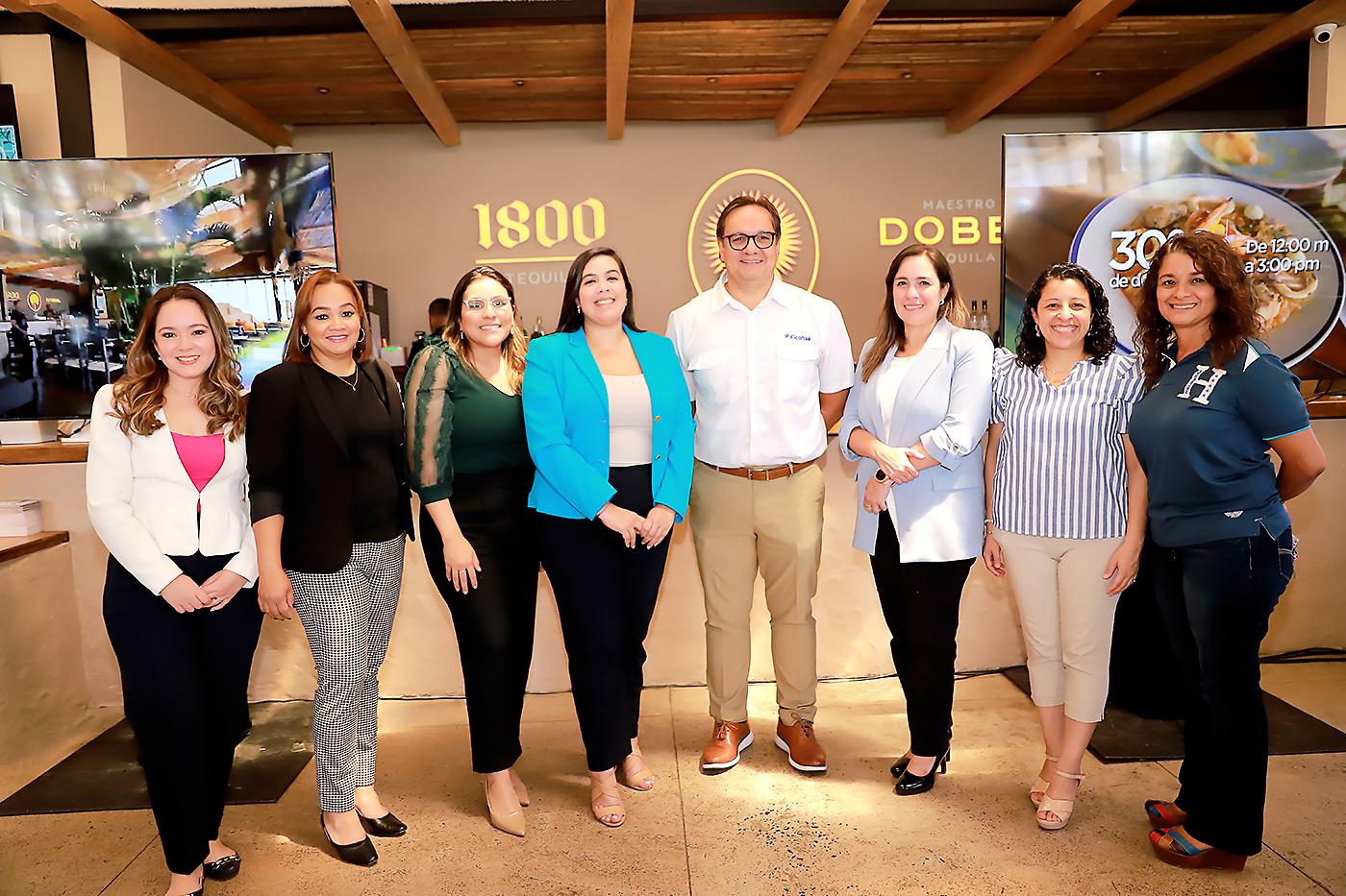 Sandra Ponce, Glenda Guillén, María José Romero, Daphne Ordóñez, Germán Castañeda, Adriana Perdomo, Alejandra Claros y Gladys Guerrero.
