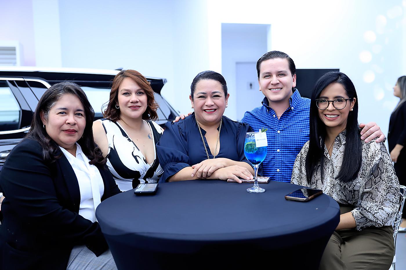 Irina Espinal, Karlina Gutiérrez, Doris Castillo, Rodrigo López y Viena Banegas.