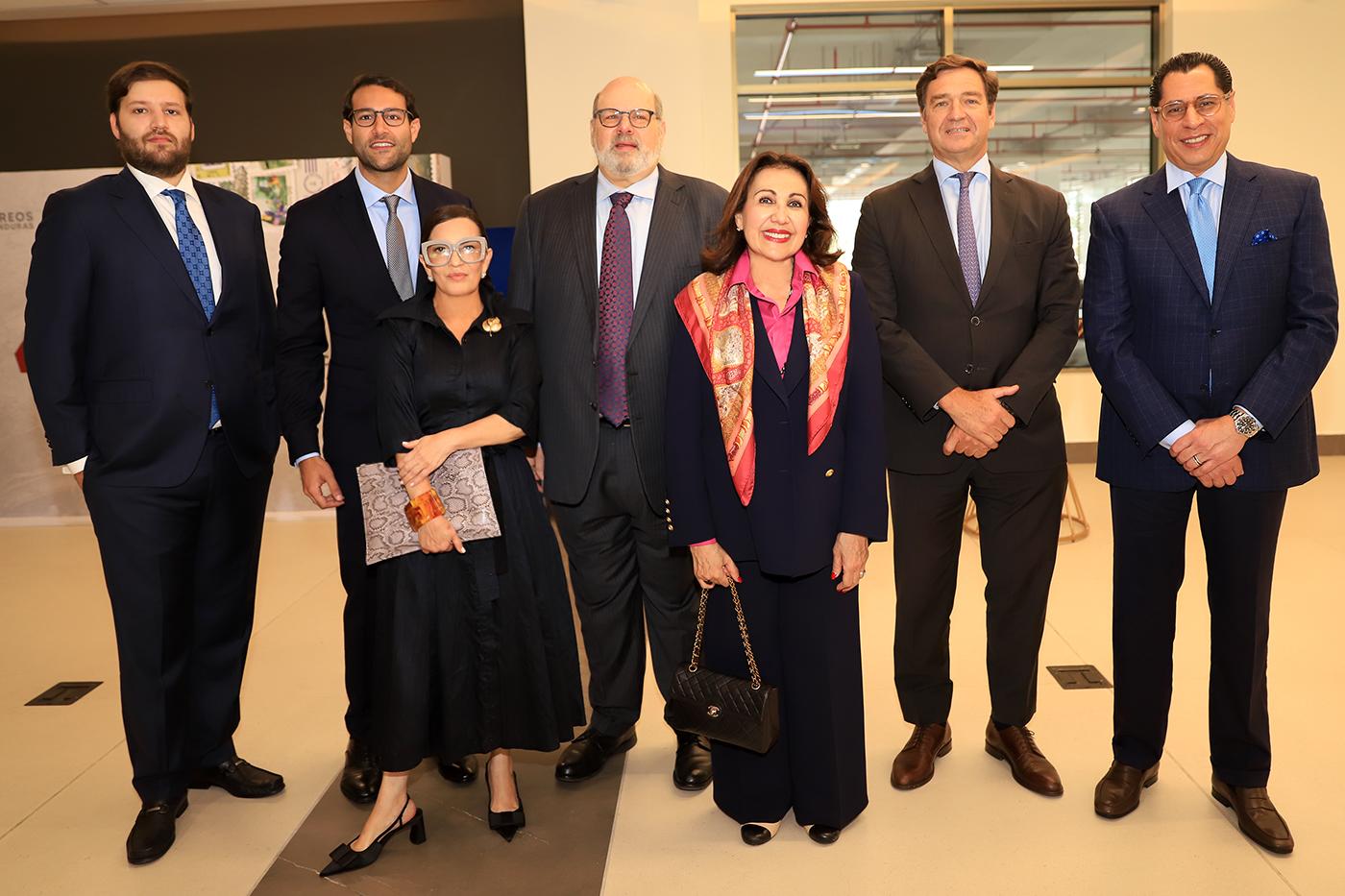 Sebastián, Rodrigo, Jorge y Carolina Canahuati junto a Blanca Bendeck, Diego Nuño García y Sebastián Pastor.