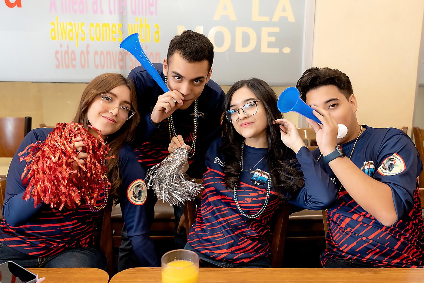 Mía Valladares, Ian Durón, Esther Hernández y Wady Maldonado