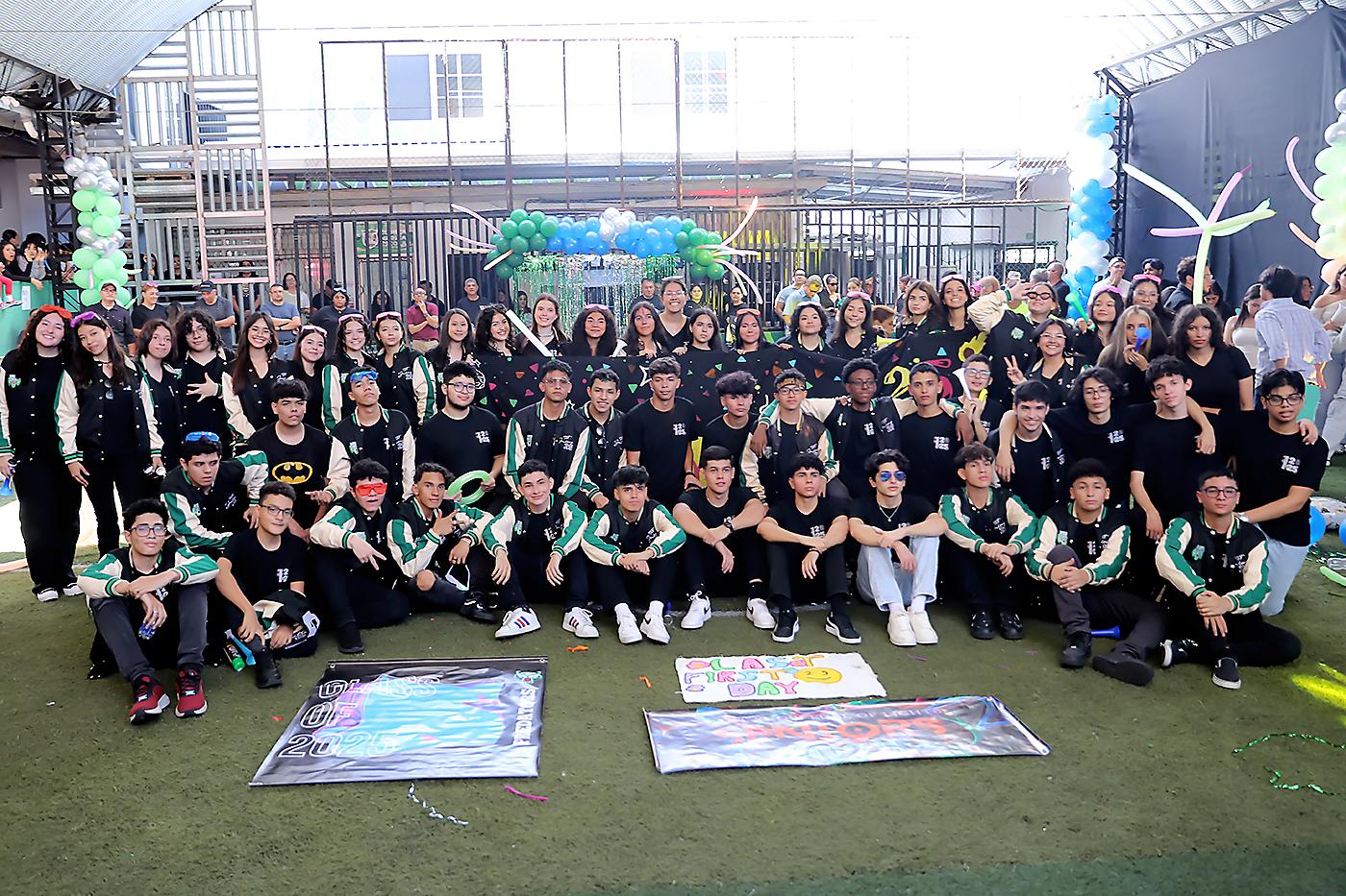 ¡Comenzó la cuenta regresiva para la generación 2025 de Nashville School! Los seniors se reunieron con emoción para disfrutar de su tradicional entrance. Los jóvenes partieron en una alegre caravana de vehículos adornados con globos y pancartas, dirigiéndose a su escuela para recibir una calurosa bienvenida. La celebración marcó el inicio de un año lleno de expectativas y recuerdos inolvidables.