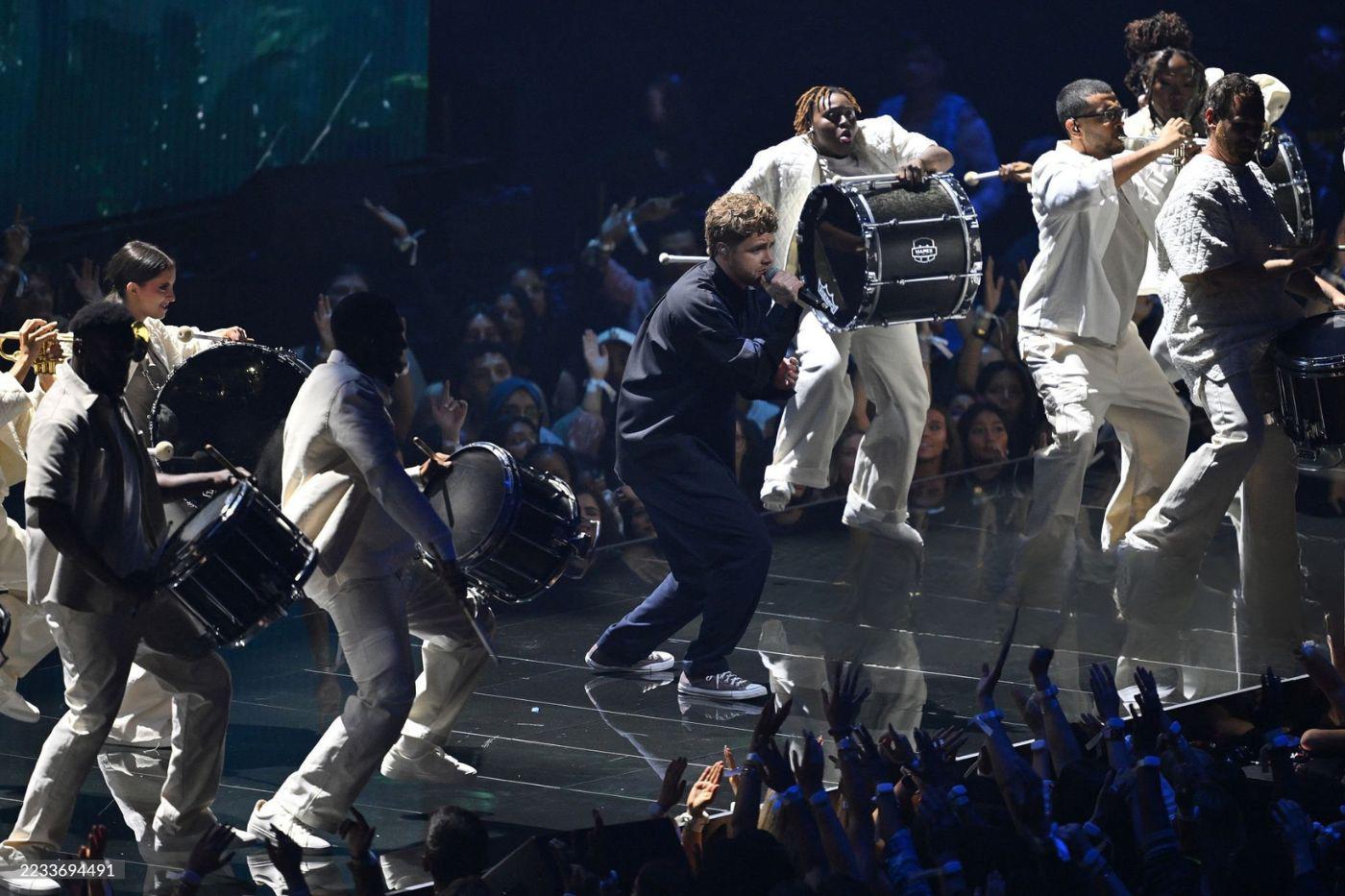 Uno de las presentaciones más destacadas de la noche fue la de Alex Warren interpretando “Ordinary” durante los VMAs 2025. 