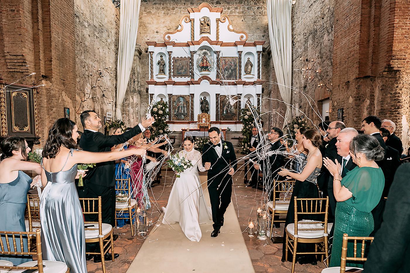 Isabella Pineda y Taylor Foss irradiaban felicidad al dar este importante paso de unirse en matrimonio.