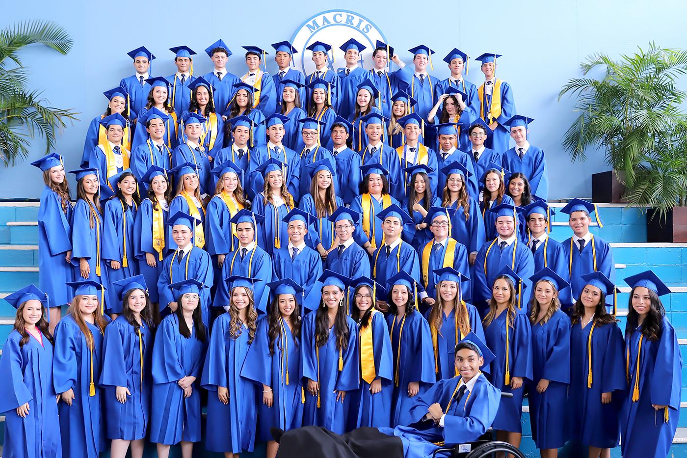La emoción de los sueños cumplidos se sintió a lo largo de la ceremonia de graduación de Macris School. Los Bachilleres Internacionales en Ciencias y Humanidades y High School Graduates de la Promoción Dr. Juan Almendáres Bonilla recibieron sus títulos entre los aplausos de sus padres y de sus amigos, con quienes culminaron un capítulo maravilloso para emprender su nuevo camino como universitarios.