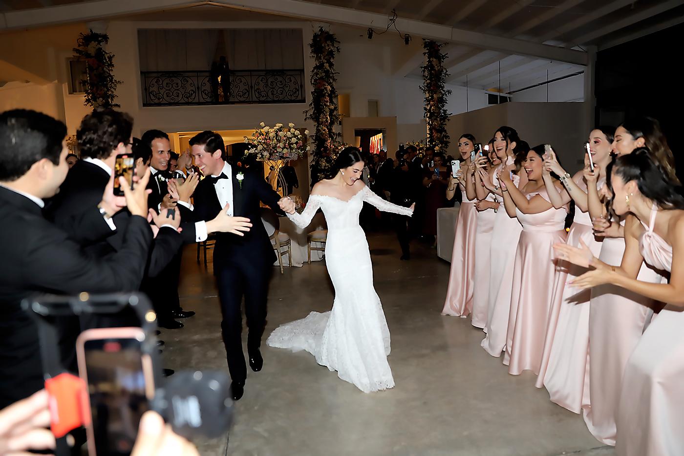 Los novios hicieron su entrada con la canción “Sara perche ti amo”