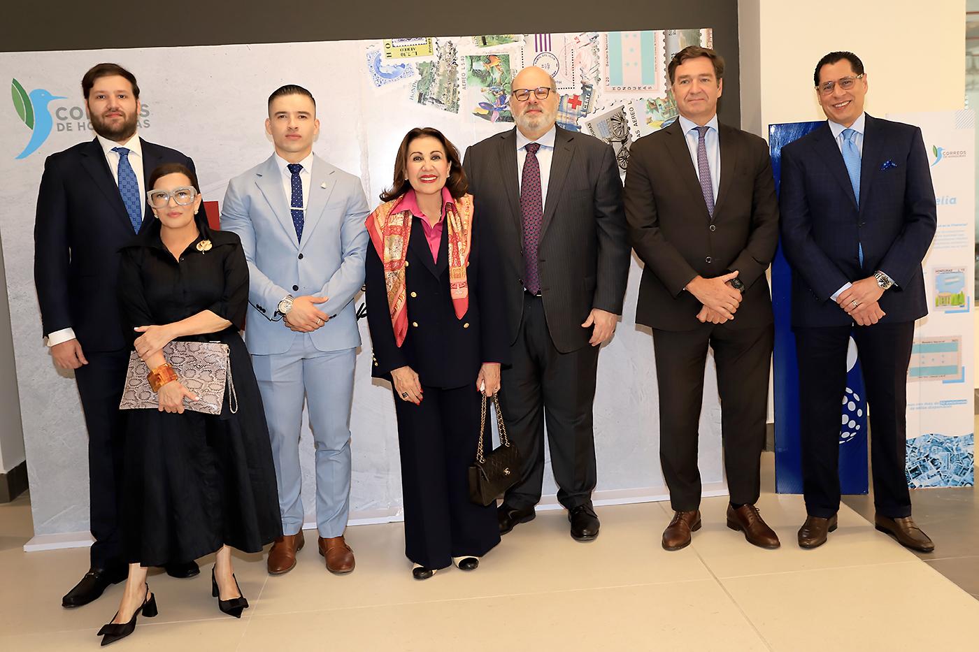 El Heraldo y Correos de Honduras presentaron la edición conmemorativa de sellos postales “El Heraldo: 45 años de Excelencia Periodística”, un homenaje a la trayectoria de uno de los medios de comunicación más influyentes del país. En la foto: Sebastián Canahuati, Blanca Bendeck, David Zelaya Flores, Carolina y Jorge Canahuati, Diego Nuño García y Sebastián Pastor.