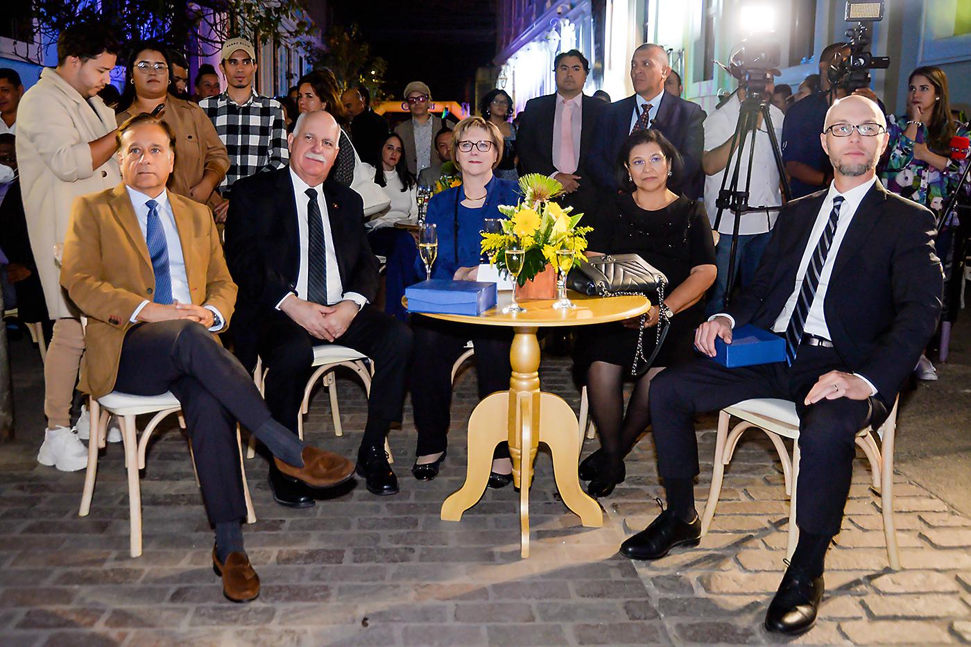 El Instituto Hondureño de Cultura Interamericana celebró con gran entusiasmo su octogésimo quinto aniversario con una gala que celebró el talento artístico nacional en el Museo de la Identidad Nacional. A continuación, las fotos de este momento lleno de arte y celebración. Thierry de Pierrefeu, Richard Vinelli, Laura Dogu, Mirna Jarquín y Brian Straight.