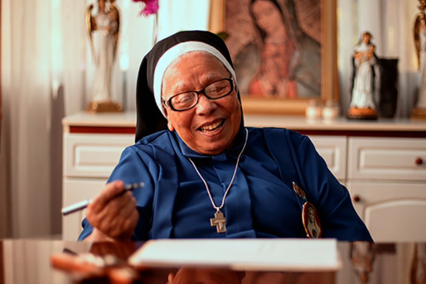 <b>Sor María Rosa Leggol</b>Nacida en Puerto Cortés, Honduras, el 21 de noviembre de 1926, y desde su más tierna infancia, esa tierra le insufló el noble propósito de aliviar las penas ajenas. Su legado trasciende las fronteras de Honduras, convirtiéndola en un auténtico ícono. Su incansable labor ha dejado una huella imborrable, tanto a nivel nacional como internacional. Con fervor y dedicación, impulsó numerosos proyectos asistenciales de gran envergadura, cuyos impactos perduran hasta nuestros días. Estas iniciativas no solo han transformado la vida de la niñez, la juventud y las familias, sino que también han fortalecido las raíces de comunidades enteras.