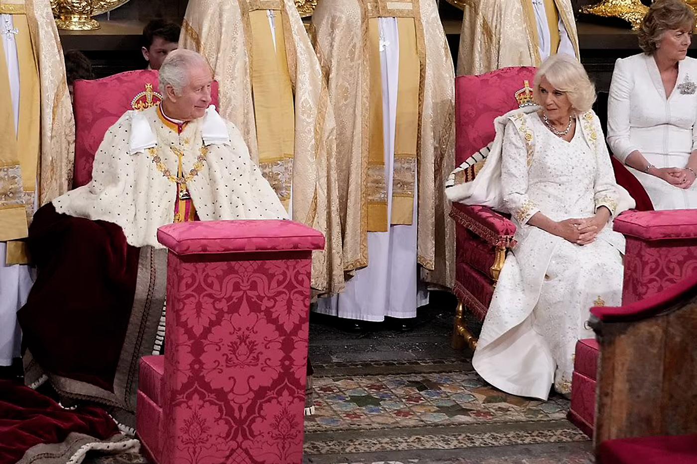 Con una mirada de complicidad los futuros reyes sonríen ante la presencia de los invitados.