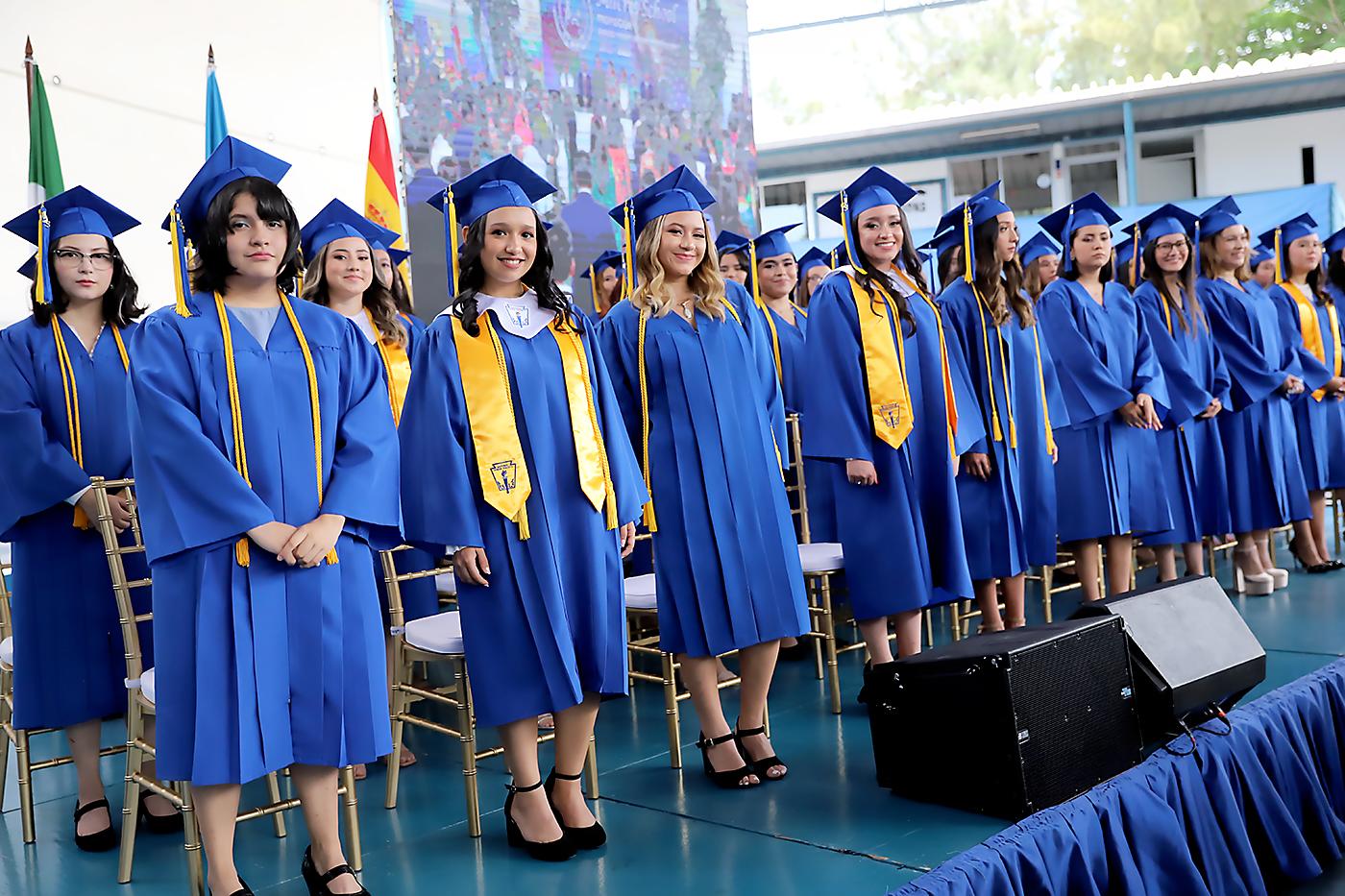 Desfile de graduados en Macris School 2023