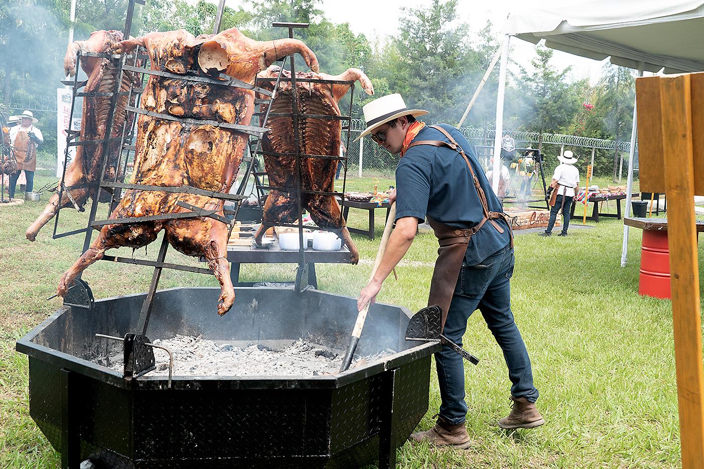 El lechón de cerdo es asado a fuego lento para deleite de los comensales.