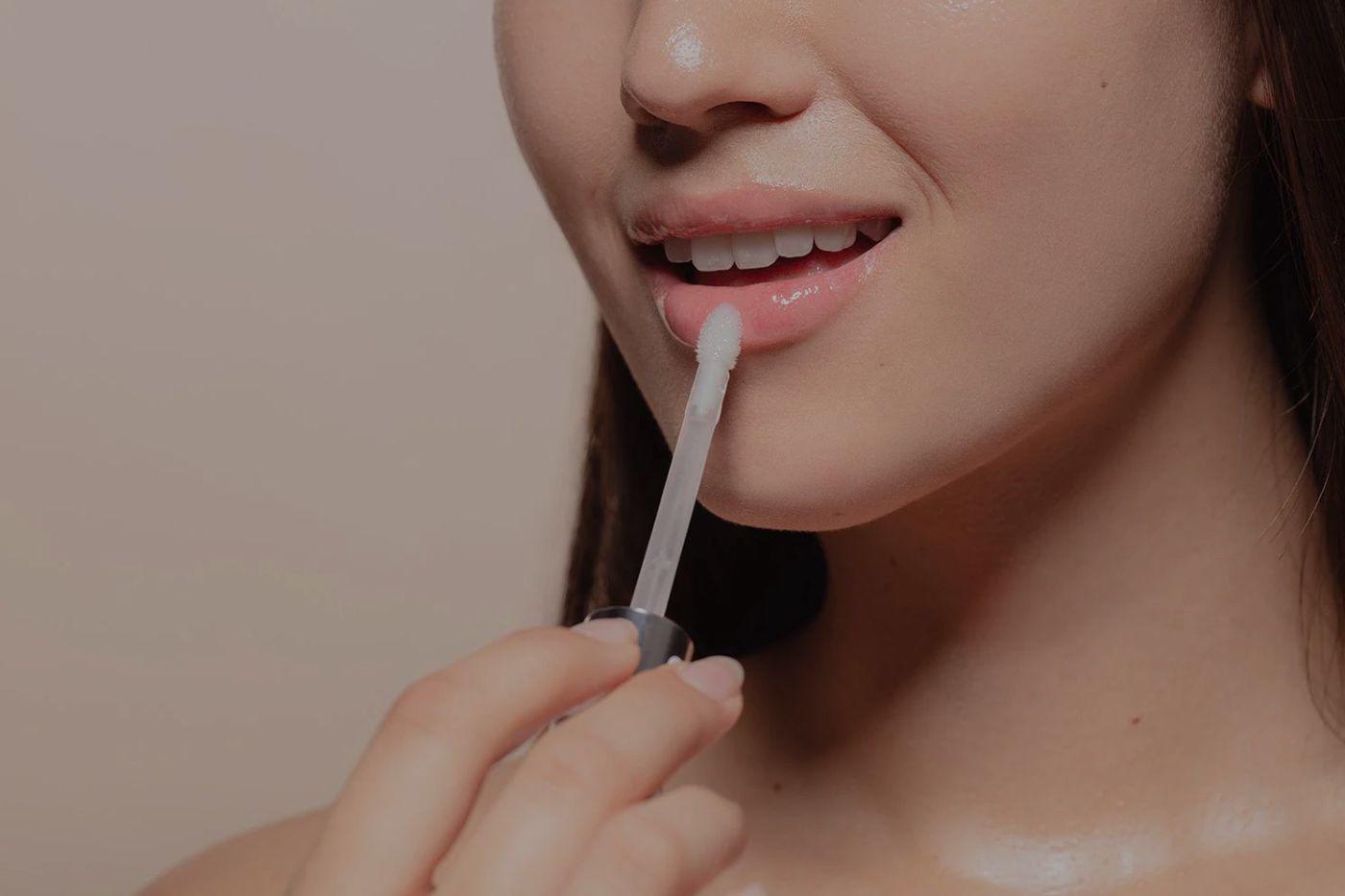 Los labios se mantienen hidratados con bálsamos o gloss transparentes que añaden brillo sin exagerar el color.