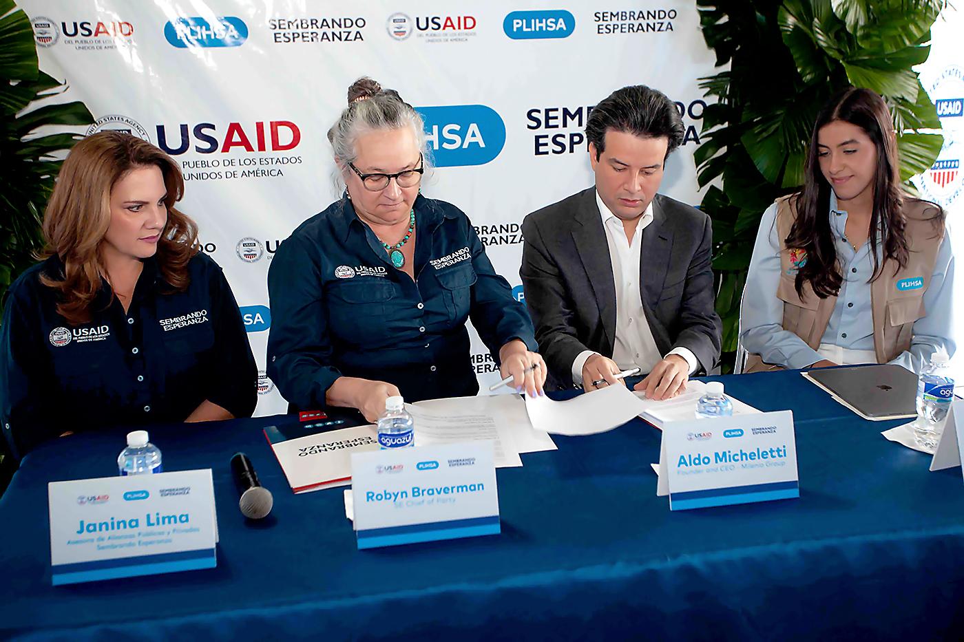Janina Lima, asesora de alianzas públicas y privadas deSembrando Esperanza, Robyn Braverman, directora de Sembrando Esperanza; Aldo Micheletti, fundador y CEO de Milenio Group y Sara Ardón,directora de Financiamiento Estratégico de PLIHSA, durante la firma delAcuerdo de Colaboración.