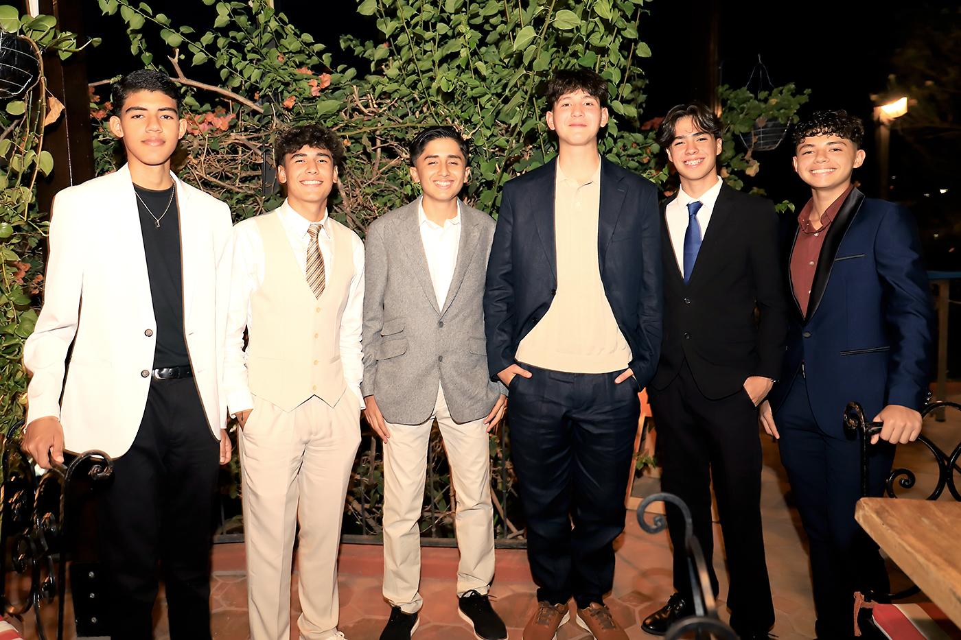 La generación 2025 de San Francisco de Sales Catholic School de Tegucigalpa vivió una noche inolvidable durante su última reunión de despedida, antes de la tan esperada gala de graduación. Fue en el restaurante El Padrino donde los 15 estudiantes se reunieron para compartir una velada llena de alegría, amistad y recuerdos imborrables. En la foto: Enry Rodríguez, Elías Salomón, Joseph Sierra, Patrick Walters, Alberto Zúniga y Luis Mejía.