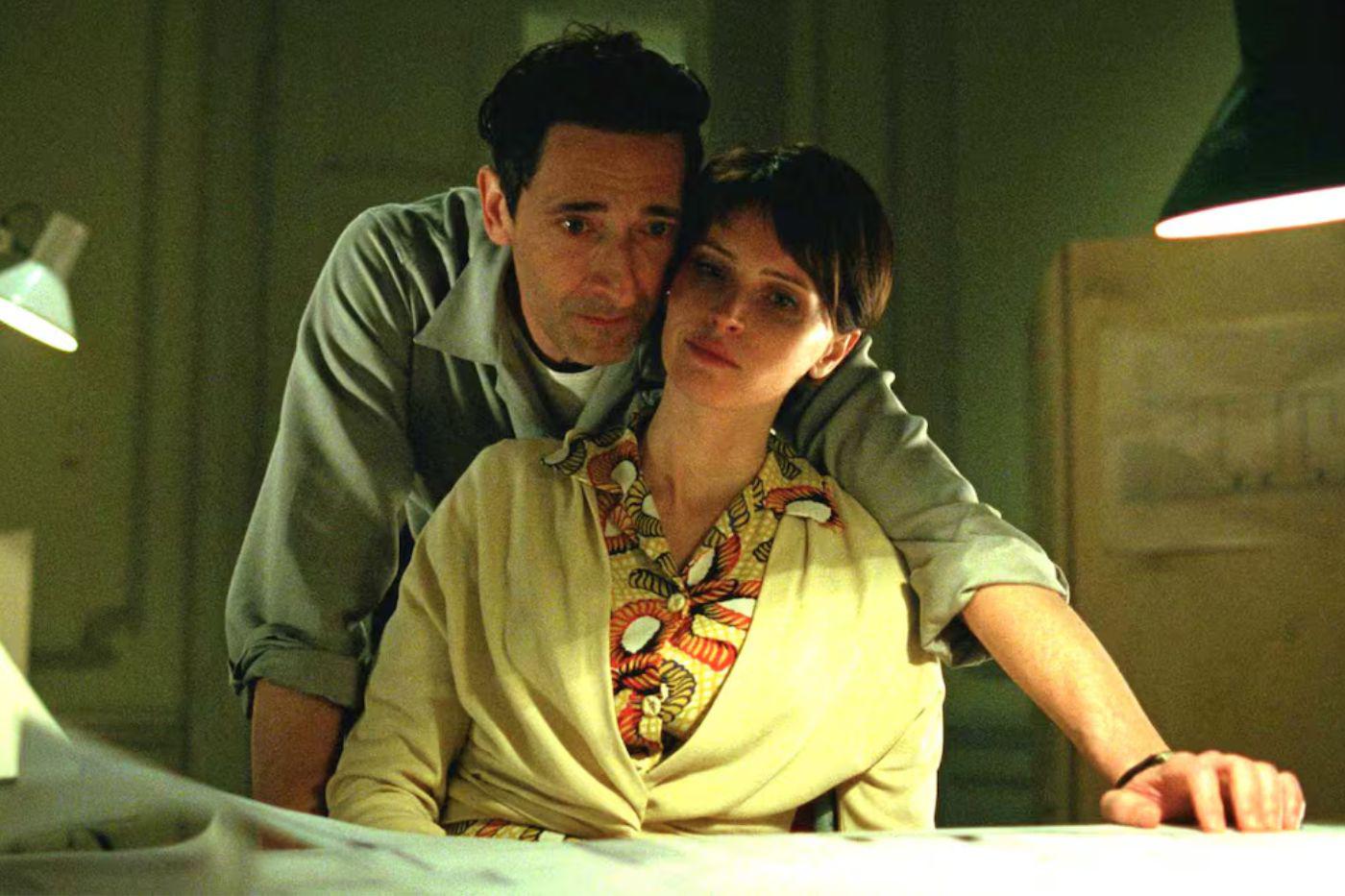 El talento actoral es uno de los pilares de “The Brutalist”. El ganador del Óscar Adrien Brody interpreta al protagonista László Tóth, mientras que Felicity Jones da vida a su esposa, Erzsébet. La química entre Brody y Jones ha sido ampliamente elogiada, aportando profundidad y autenticidad a la relación central de la película. Además, el reparto cuenta con actuaciones destacadas de Guy Pearce, Joe Alwyn y Raffey Cassidy, quienes enriquecen la narrativa con sus interpretaciones matizadas.