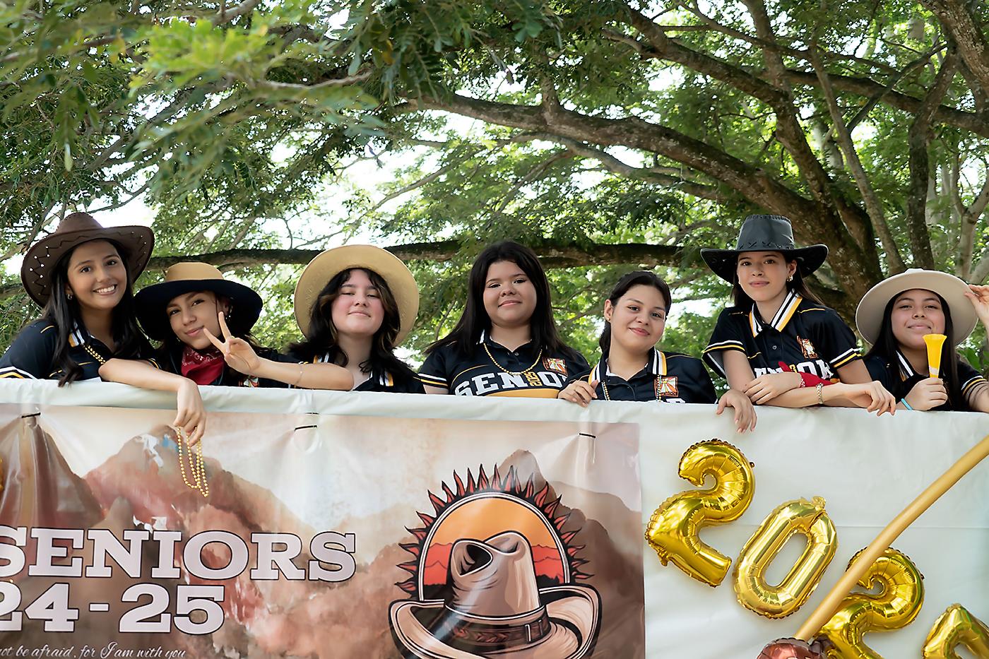 Los alumnos de onceavo grado de Sunshine Christian Bilingual School vivieron una mañana cargada de emociones en su primer día de clases. Seniors y padres de familia llegaron al colegio en una colorida caravana, con vehículos decorados con globos y luciendo atuendos al estilo vaquero. La celebración continuó en el predio escolar, donde algunos estudiantes montaron majestuosos corceles antes de ser recibidos con aplausos y ovaciones. En la foto: Dana Cueva, Lía Fernández, Daisy Sierra, Vivian Ríos, Alma Sánchez, Christell Paz y Astrid Argueta.