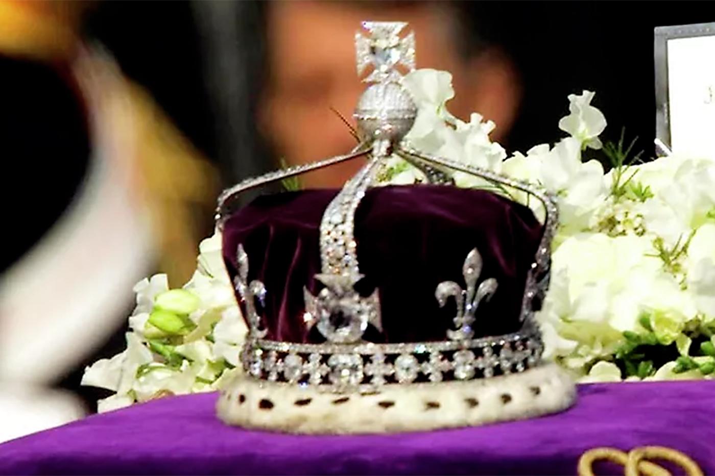 La corona pesa 600 gramos, y lleva cerca 2.500 diamantes sobre plata. También ha recibido el anillo y el cetro, igual que Carlos III.