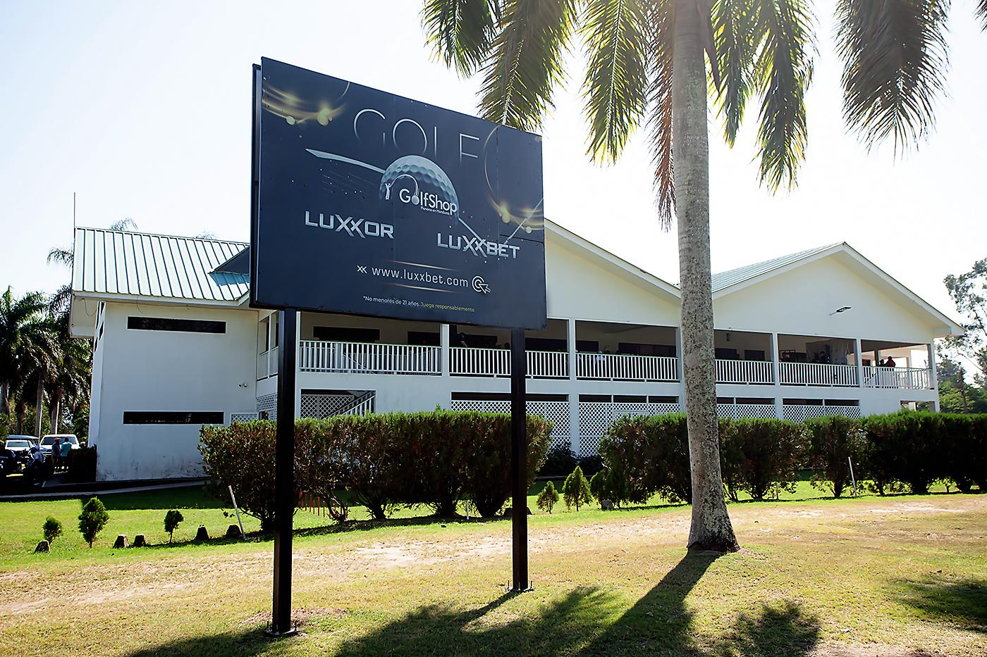 Promocional de la marca LuxxBet, patrocinador del evento.