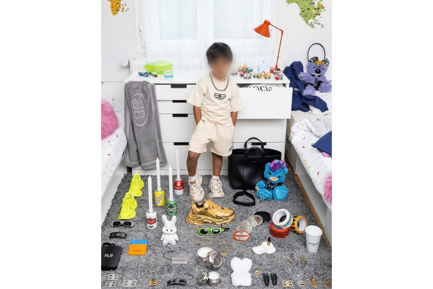 “Estamos sentando las bases con organizaciones que se especializan en la protección infantil y tienen como objetivo acabar con el abuso y la explotación infantil. Queremos aprender de nuestros errores e identificar formas en las que podemos contribuir. Balenciaga reitera sus más sinceras disculpas por la ofensa que hemos causado y extiende sus disculpas a talentos y socios”, finalizó el comunicado. 
