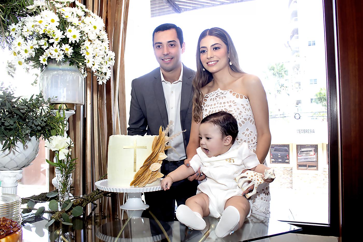 Arnold García y Brenda Rodríguez con su hijo Adrián Felipe durante el brunch en el que predominaban arreglos de margaritas y baby breath, con toques de ivory y detalles sutiles en azul, dispuestos sobre mesas circulares elegantemente vestidas 
