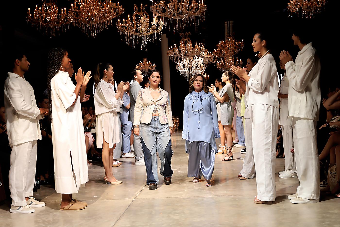 Nadia y Mabel Galeano al final de su puesta en escena