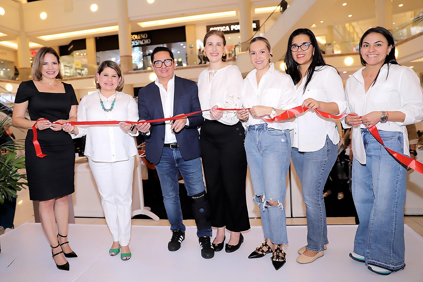 Tatiana Zelaya, Mariel Rivera, Miguel Chong, María Teresa Álvarez, Melissa Sorto, Kenia Merren y Betsabe Chong.