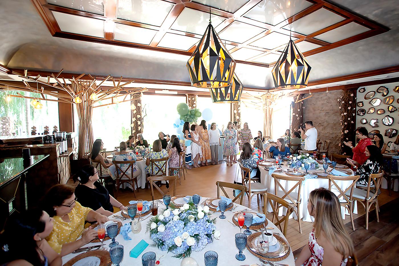 Un ambiente de celebración disfrutaron las asistentes al baby shower de Angie Pineda