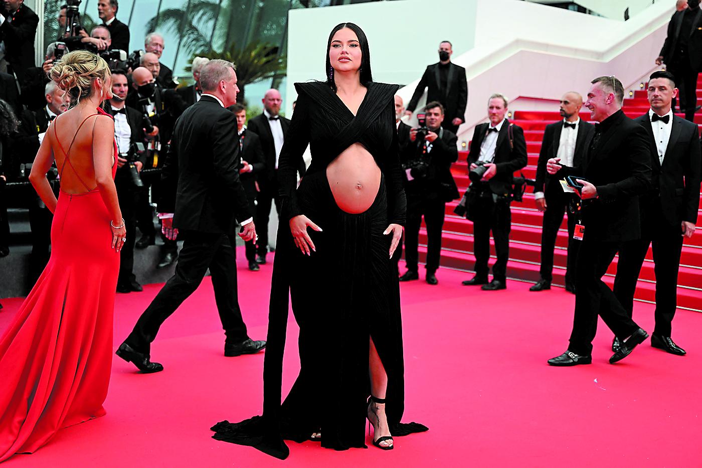 La modelo brasileña Adriana Lima con un diseño que revela su estado de gestación en todo su esplendor