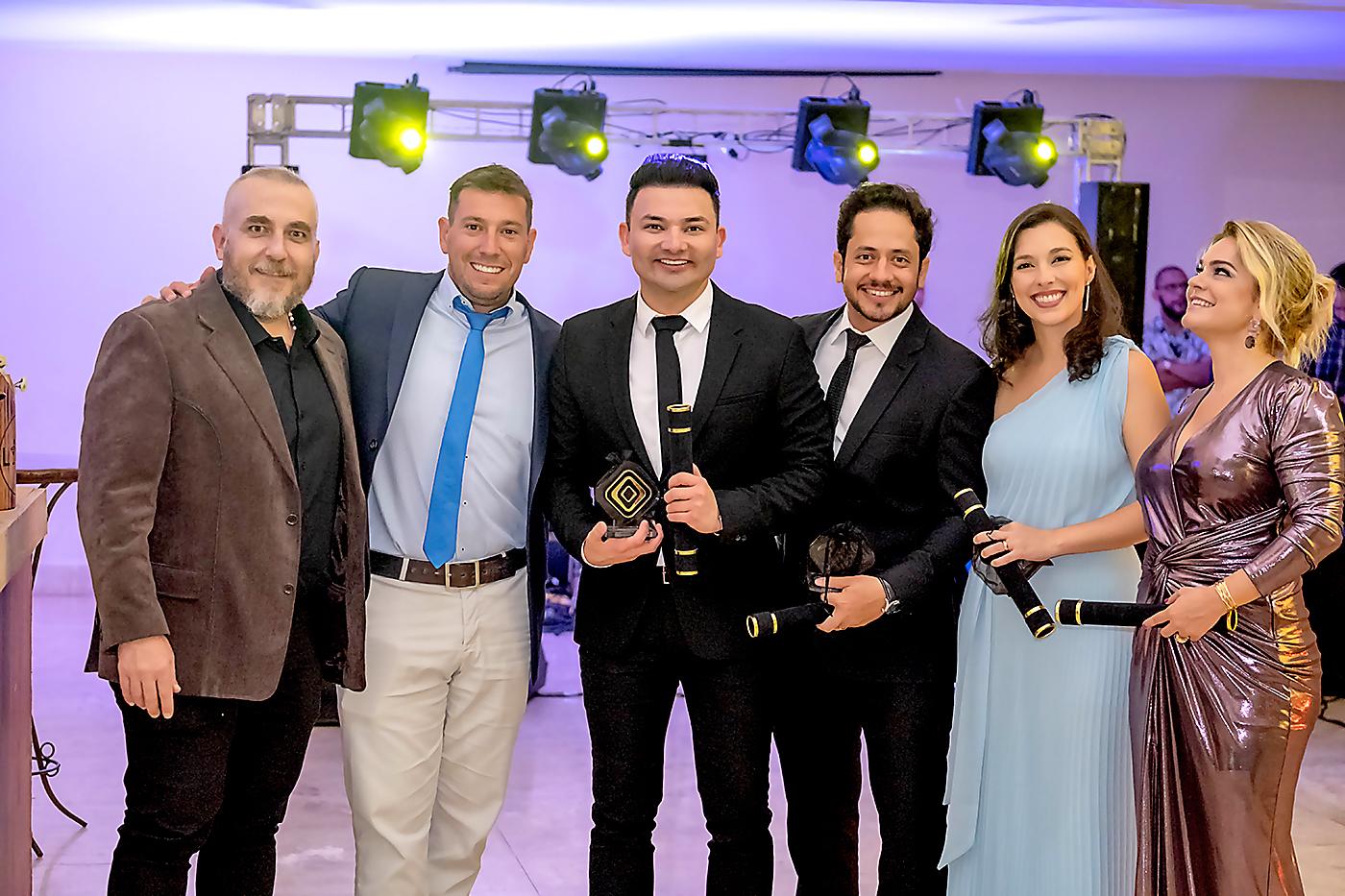 El Dr. David Linares recibe su titulación de postgrado en Dentística