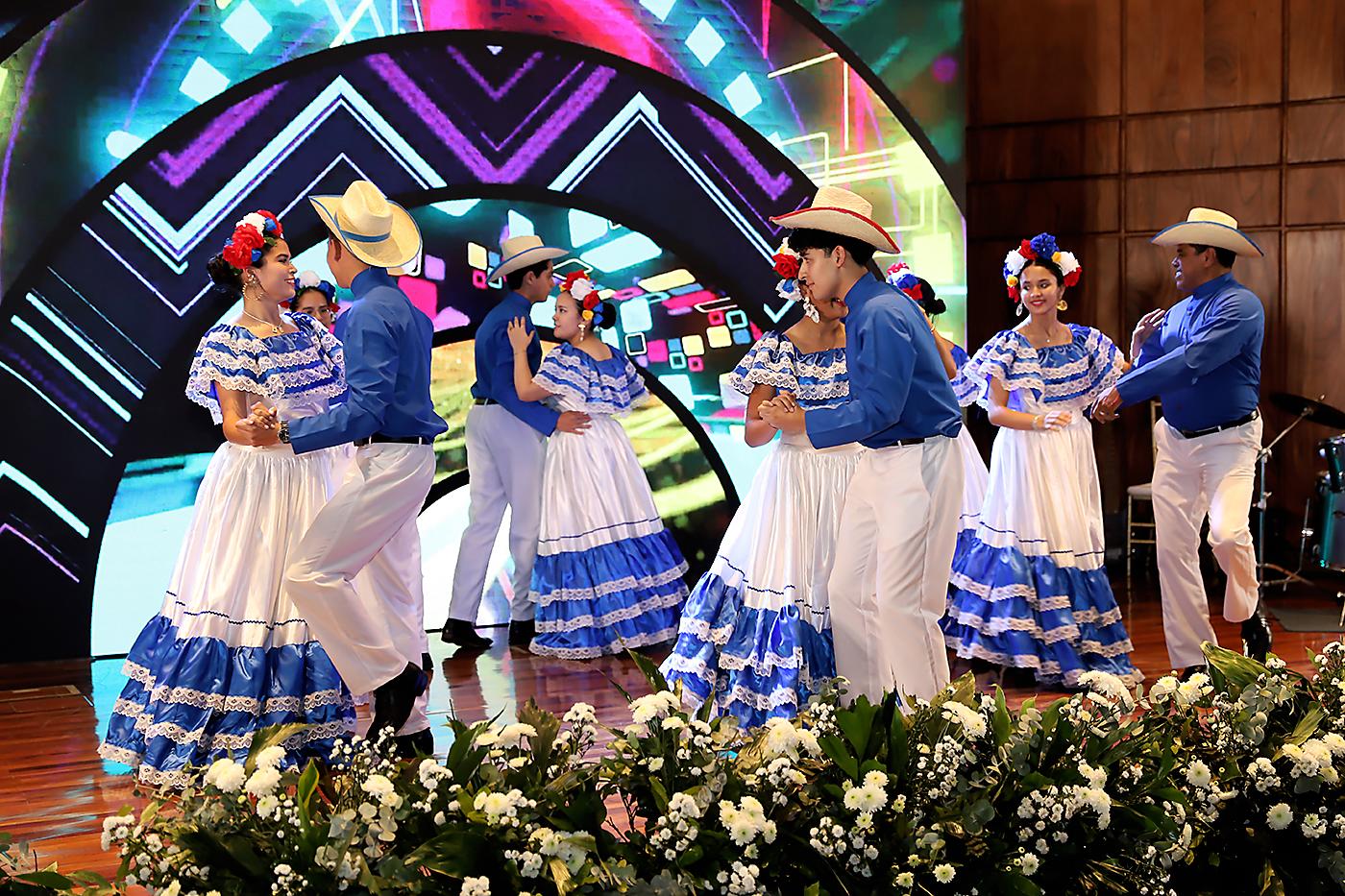 Macris School celebra su 40 aniversario con una gala cultural