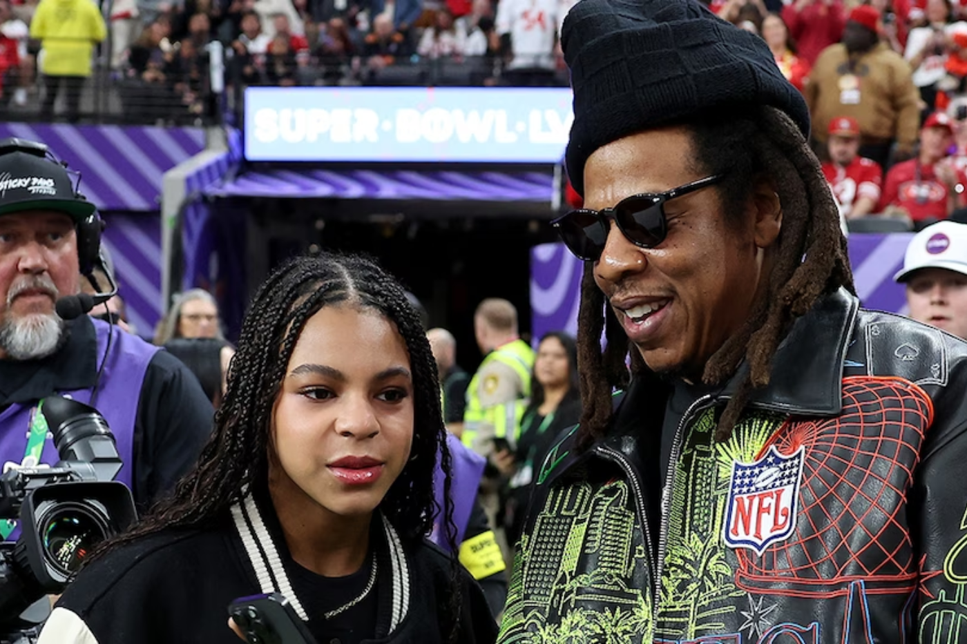 Jay-Z fue visto con orgullo tomando fotos de su hija de 12 años, Blue Ivy Carter, antes del Super Bowl 2024.