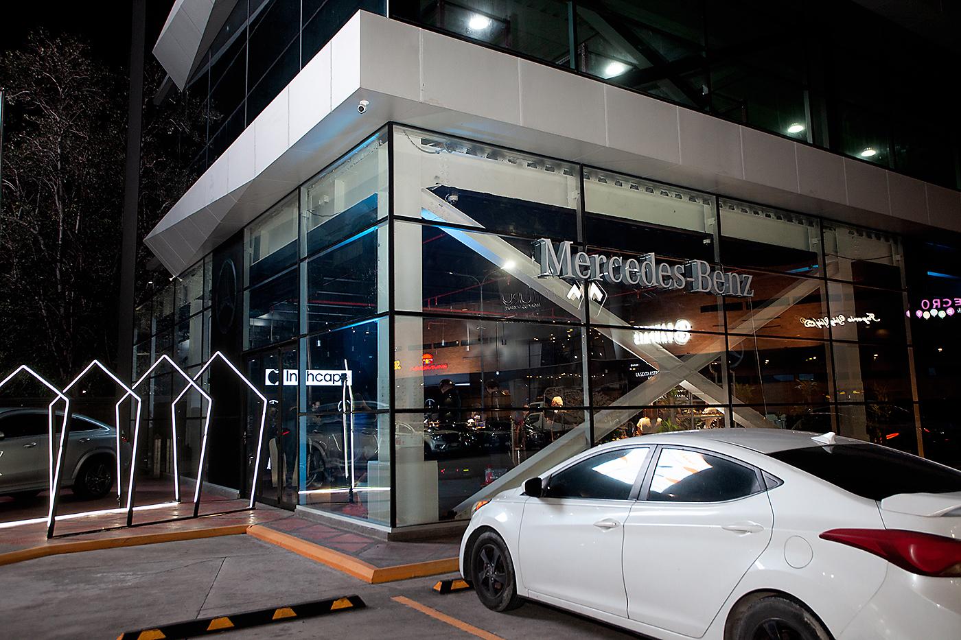 Fachada de la entrada a la moderna sala de ventas de Mercedes Benz.