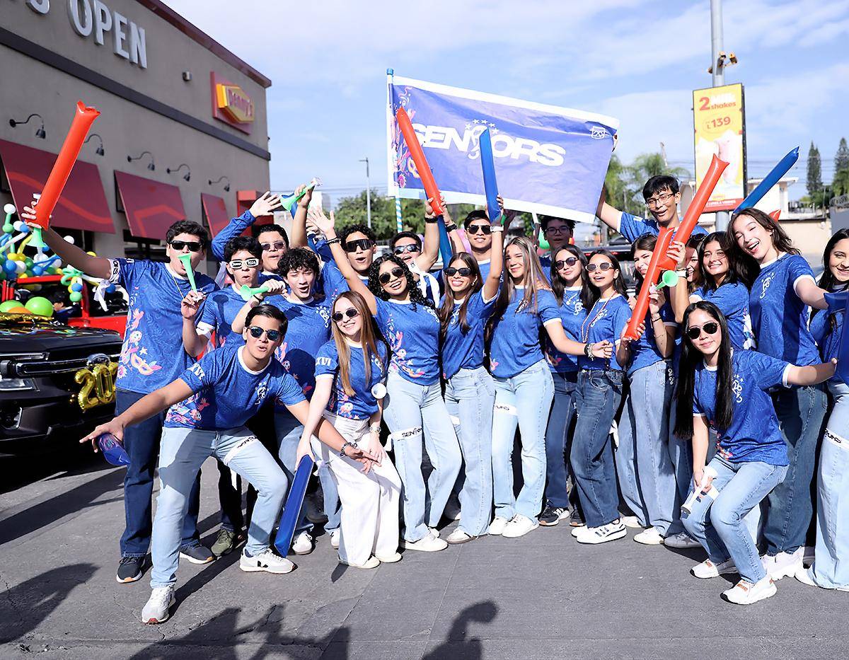 One last time! La generación 2026 de DelCampo School de Tegucigalpa celebró su senior entrance con pura alegría y emoción. La mañana comenzó con un delicioso desayuno en compañía de amigas y amigos, para luego continuar la tradición: movilizarse en coloridos autos decorados rumbo a su escuela, listos para seguir festejando este último primer día de clases de su etapa escolar.