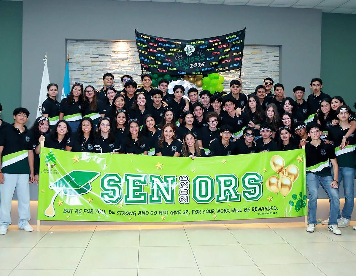¡Llegó el gran día! Los seniors 2026 de la Academia Los Pinares iniciaron su último año de high school con un emotivo desayuno junto a sus seres queridos. Posteriormente, la celebración continuó con una alegre caravana de motocicletas y vehículos decorados con globos y pancartas, que recorrió las calles hasta llegar a su querida escuela. Con entusiasmo y emoción, los estudiantes vivieron el comienzo de un año que promete estar lleno de recuerdos, aprendizajes y experiencias que los acompañarán toda la vida. Fotos: Mario Trejo