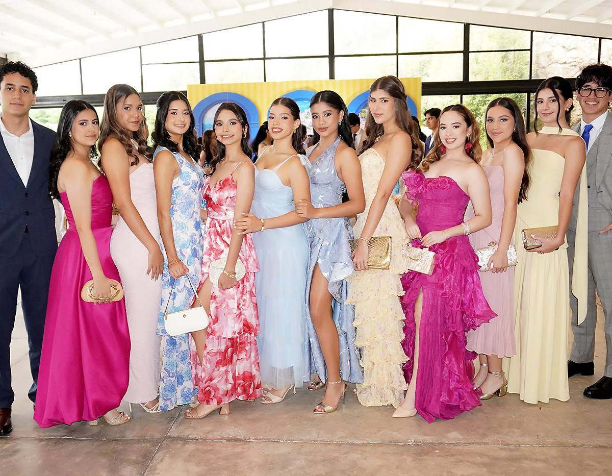 En una fresca y luminosa mañana, los seniors 2026 de DelCampo School celebraron su tan esperado Senior Breakfast en un ambiente lleno de alegría y estilo. Bajo la temática “Dolce Vita”, los estudiantes se reunieron en Invernaderos del Trigo, donde disfrutaron de una velada especial entre risas, fotografías y momentos que quedarán grabados como el inicio de una etapa inolvidable.