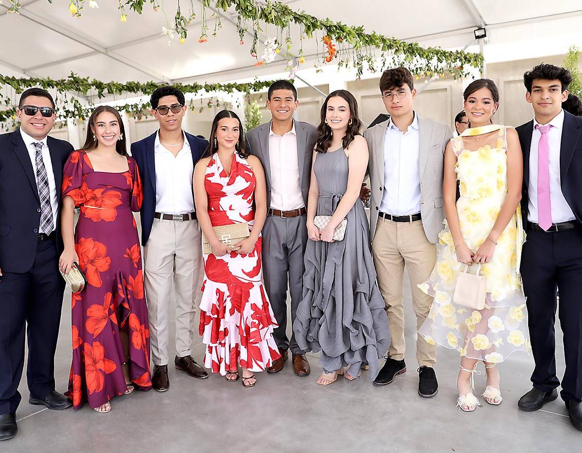 Con una mezcla de nostalgia, alegría y elegancia, los seniors 2025 de la Academia Los Pinares celebraron su esperado Lunch en La Reserva. Vestidos con atuendos formales y sonrisas que hablaban de complicidad, los estudiantes compartieron una velada especial. Durante varias horas, los seniors disfrutaron de un almuerzo cuidadosamente seleccionado, conversaciones cargadas de recuerdos y muchas fotografías que buscaron capturar la esencia de una etapa que llega a su fin.