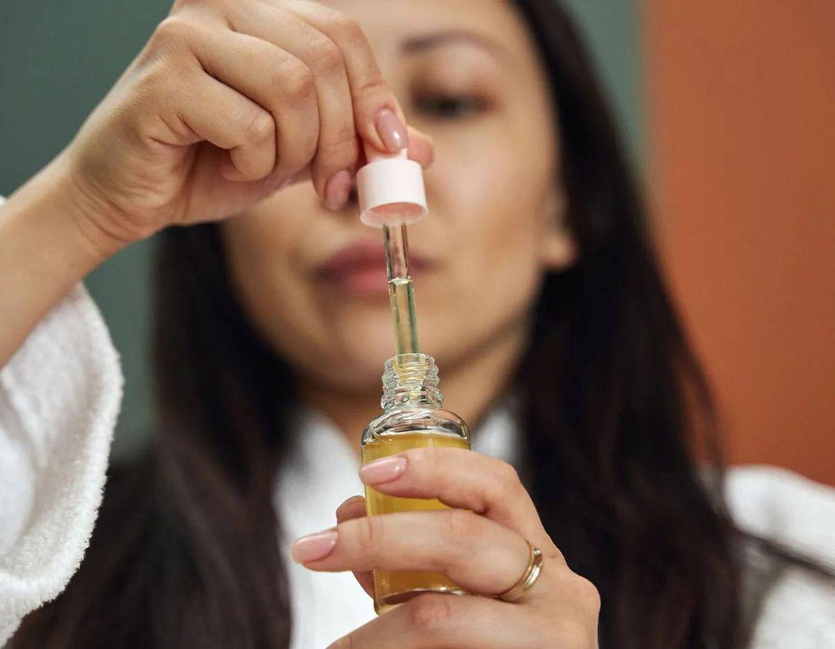 En el mundo del skincare hay pasos esenciales que no se deben saltar. El protector solar, la hidratación y la limpieza son básicos. Hay un nuevo método que se ha viralizado en las redes y promete una piel libre de impurezas. El oil gritting es una técnica de limpieza a base de aceites.