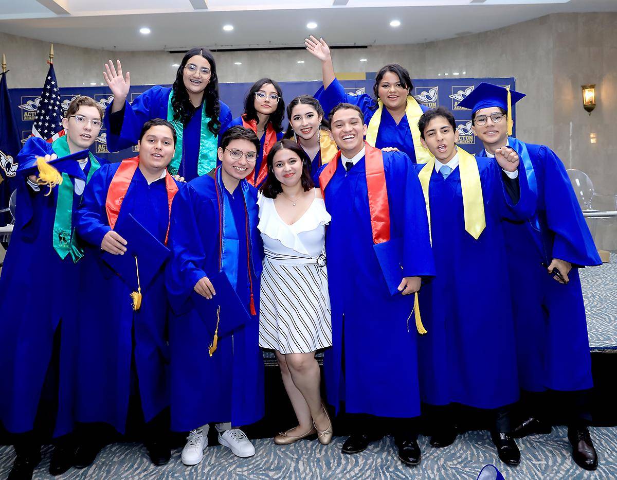 Una mañana de triunfo vivieron los seniors 2025 de Acton Academy, quienes, entre sonrisas y emociones, recibieron su tan esperado título de High School. La ceremonia estuvo llena de momentos tan significativos y como emotivos, entre discursos que marcaron el cierre de una importante etapa en sus vidas. En la foto: Gloria Coello, Juan Pablo Alcántara, José Gabriel Chinchilla, Gabriele Martínez, Gloria Medina, Lucía Herrera, Salvador Díaz del Valle, Juan Fernando Aguilar, Andrea Pavón, Milton Fernando Turcios y con su guía Jade Amaya