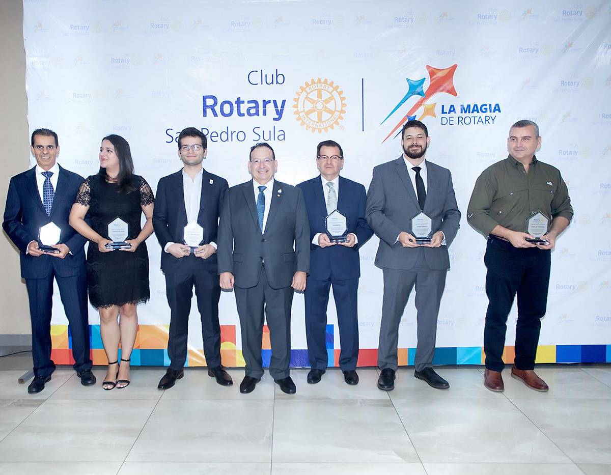 Con un espíritu de gratitud y reconocimiento, el Club Rotario San Pedro Sula celebró su esperada <i>“</i>Noche de donantes y entrega del premio Paul Harris 2025”, una velada dedicada a exaltar la solidaridad, el compromiso social y el trabajo en equipo que han marcado la trayectoria de esta organización. En la foto: Representantes de las empresas donantes para proyectos sociales del CR-SPS que recibieron reconocimiento: Eduardo Ictech de Acosa, Silvia López de Cementos del Norte, Liam Wolozny de Dil Corporación, Oscar Bográn, presidente del Club Rotario San Pedro Sula, Rubén Wolozny de Frio Partes, José Luis Elvir de Ciudad Jaraguá y Farid Kattum de Cargill de Honduras.
