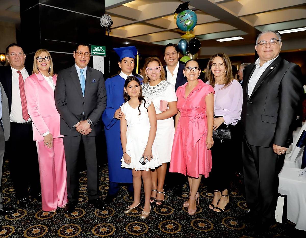 Los senior 2023 de la Acton Academy Honduras vivieron un increíble momento a recibir su título profesional en las instalaciones del Plaza Juan Carlos, muy emocionados los jóvenes profesionales se hicieron acompañar de sus orgullosos progenitores así como cercanos amigos.