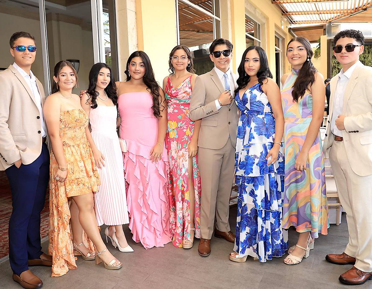 Una mañana inolvidable vivieron los seniors 2025 de Elvel School, quienes celebraron con alegría su tradicional Brunch. Entre brindis y emotivos discursos, se creó un ambiente de gratitud y celebración que reflejó el fuerte lazo que une a esta generación. La reunión no solo fue un punto de encuentro, sino también un símbolo de crecimiento, resiliencia y amistad que perdurará más allá de las paredes del colegio.