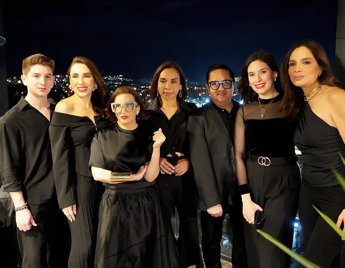En lo más alto de la ciudad, con un paisaje iluminado como telón de fondo, Zielo Rooftop se convirtió en el escenario de una velada inolvidable. La experiencia, en alianza con Ron Zacapa y Baruch Studio, reunió a invitados selectos para disfrutar de una cena de cinco tiempos, una cata guiada y el esperado lanzamiento de nuevos cócteles de autor. Una noche única en la que la mixología y la gastronomía alcanzaron su máxima expresión, acompañadas de música en vivo y vistas incomparables. En la foto: Emir Rivera, Sonia Paz, Blanca Bendeck, Miguel Chong y Ana Melissa Paz.