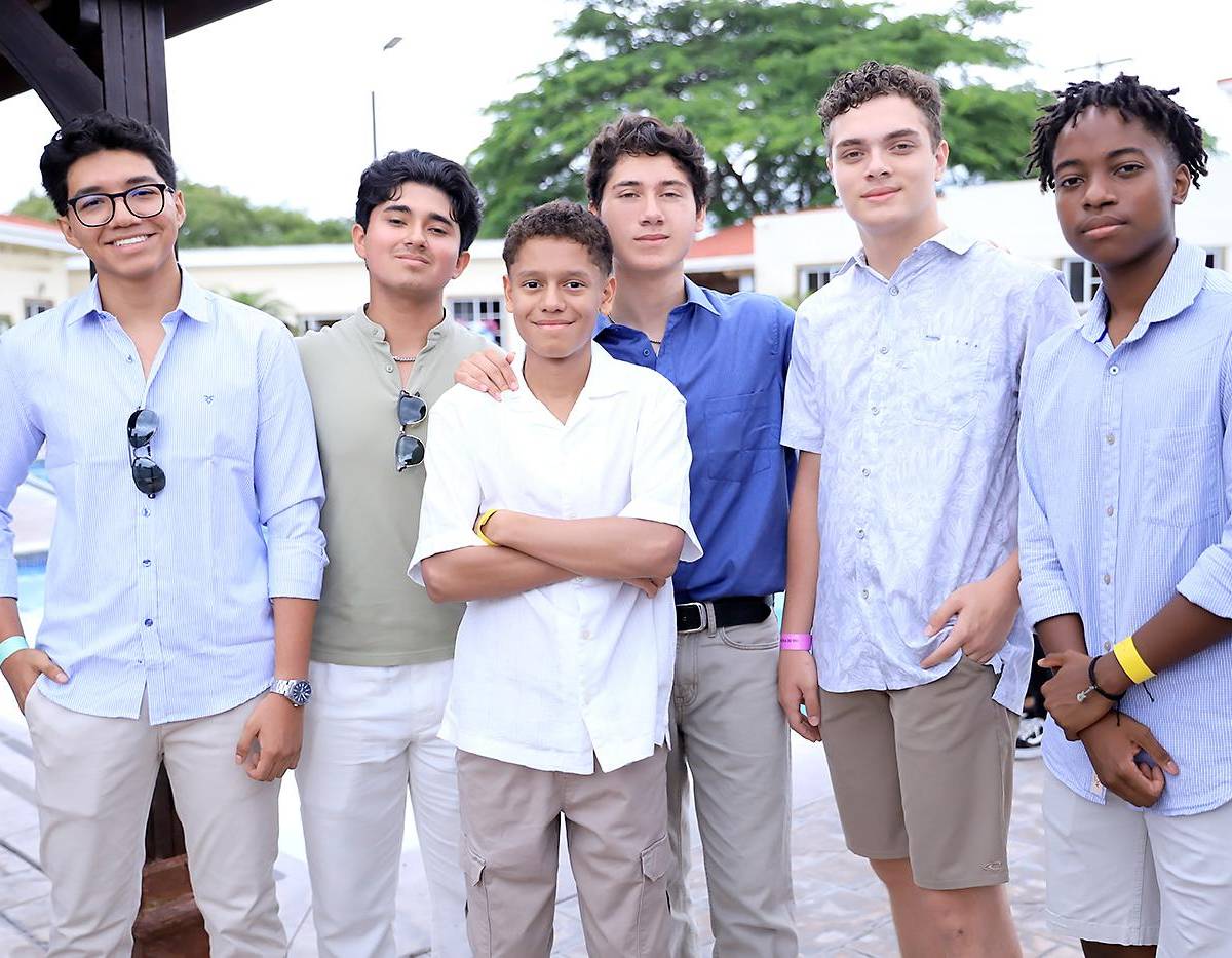 A pocos días de culminar su año escolar, los seniors 2025 de Mayan School fueron los protagonistas de una inolvidable despedida organizada por los juniors. La celebración se realizó en el Centro de Día del IPM, donde todo estaba preparado para rememorar desde los días en el aula hasta los eventos y actividades que los hicieron crecer juntos. En la foto: Fernando Castellanos, José Miguel Cáceres, Jorge Moisés Euceda, Roberto Majano, Ariel Dávila y Naruny Green.