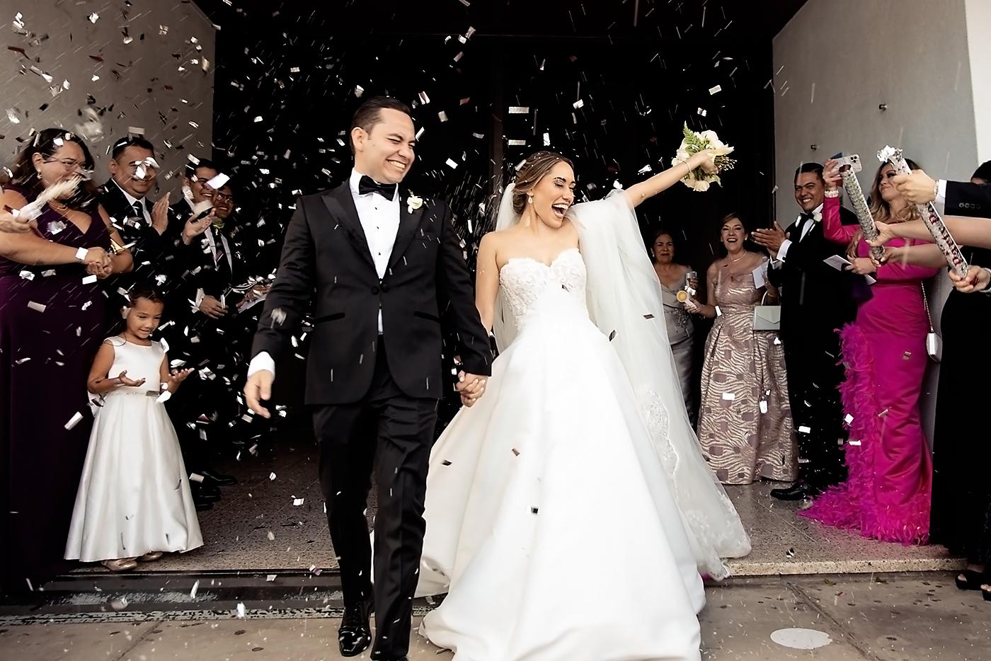 Al final de la ceremonia, los novios recibieron una lluvia de confetti y los aplausos y buenos deseos de sus invitados